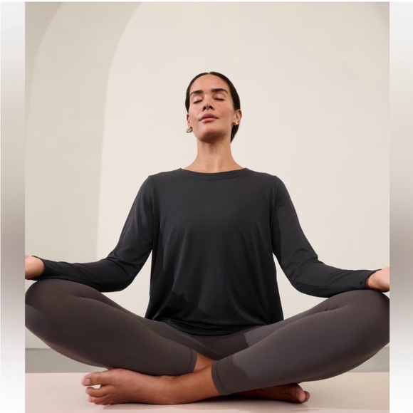 NWT Athleta With Ease Top. Black, Size Medium - Picture 2 of 8